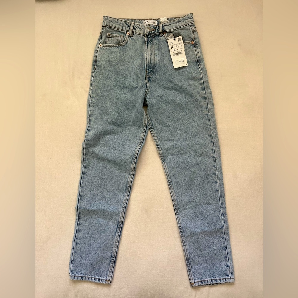 Zara mom jeans light washed in size 4.